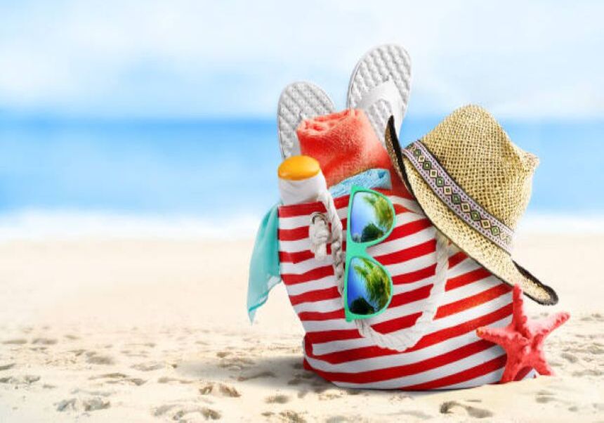 BOLSA DE PLAYA CON EL MAR DE FONDO